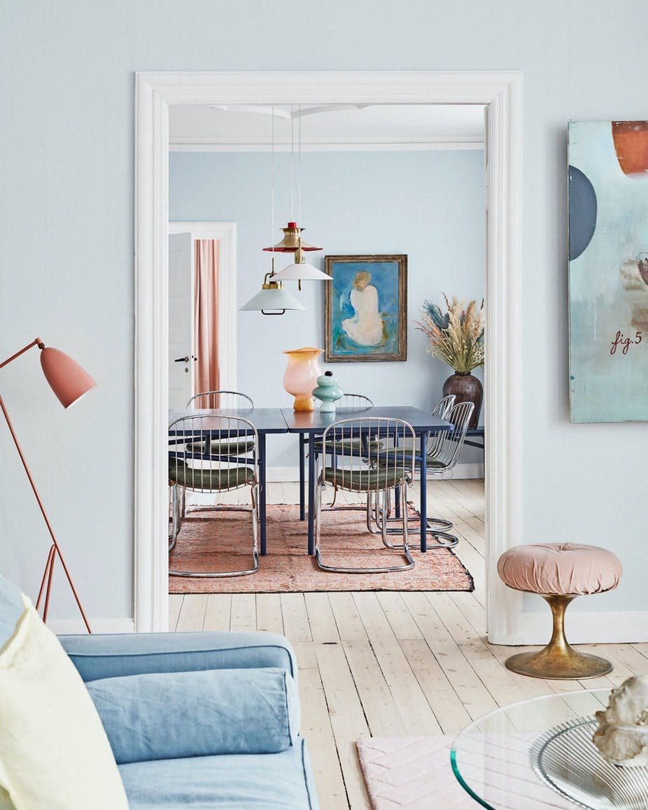 spisebord_woud_to_i_et_moerkeblaat_martin_soelyst