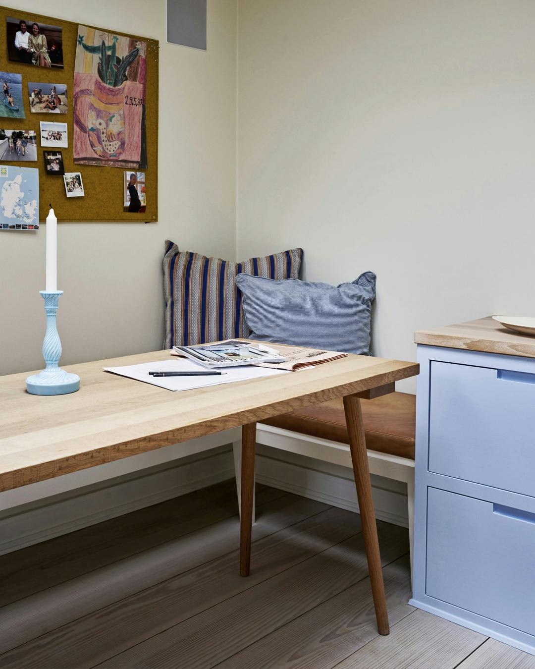 spisekrog-med-baenk-spisebord-lysestage-opslagstavle