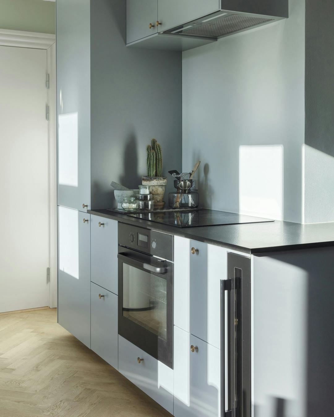 stine_christiansen_koekken_blaa_sildeben_minimalistisk