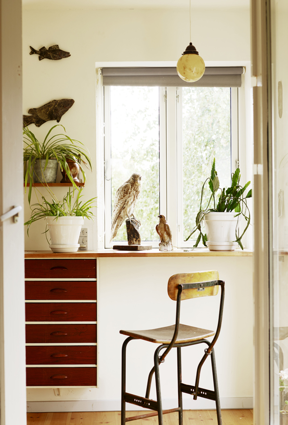 Søren Falks villalejlighed er indrettet med masser af mahogni, velour og farver