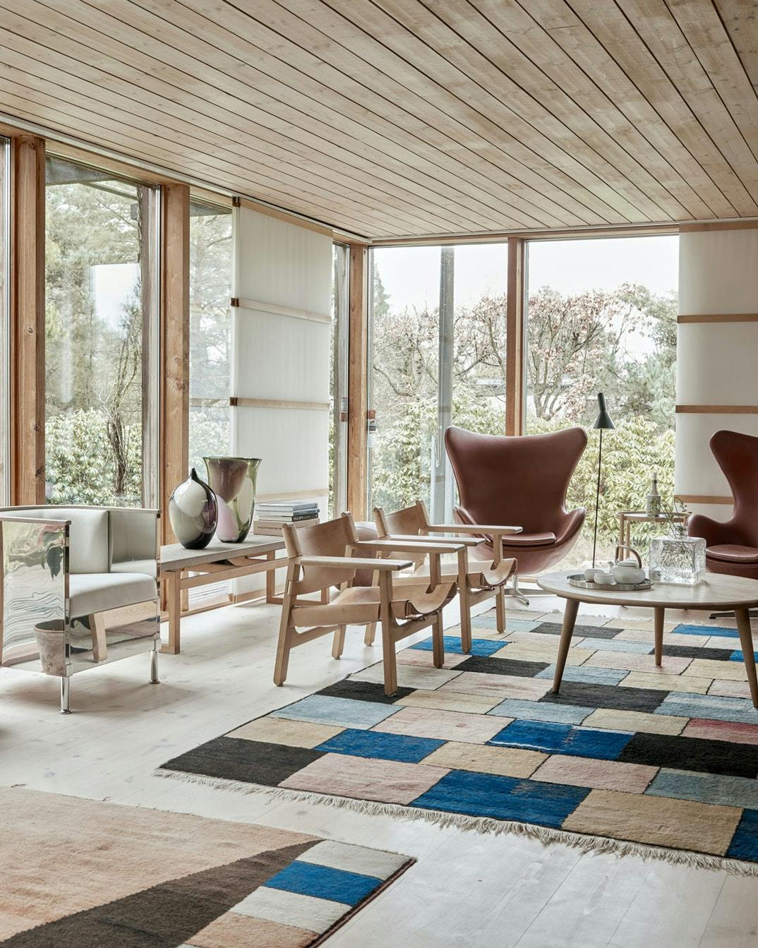 Stue i træ med designklassikere