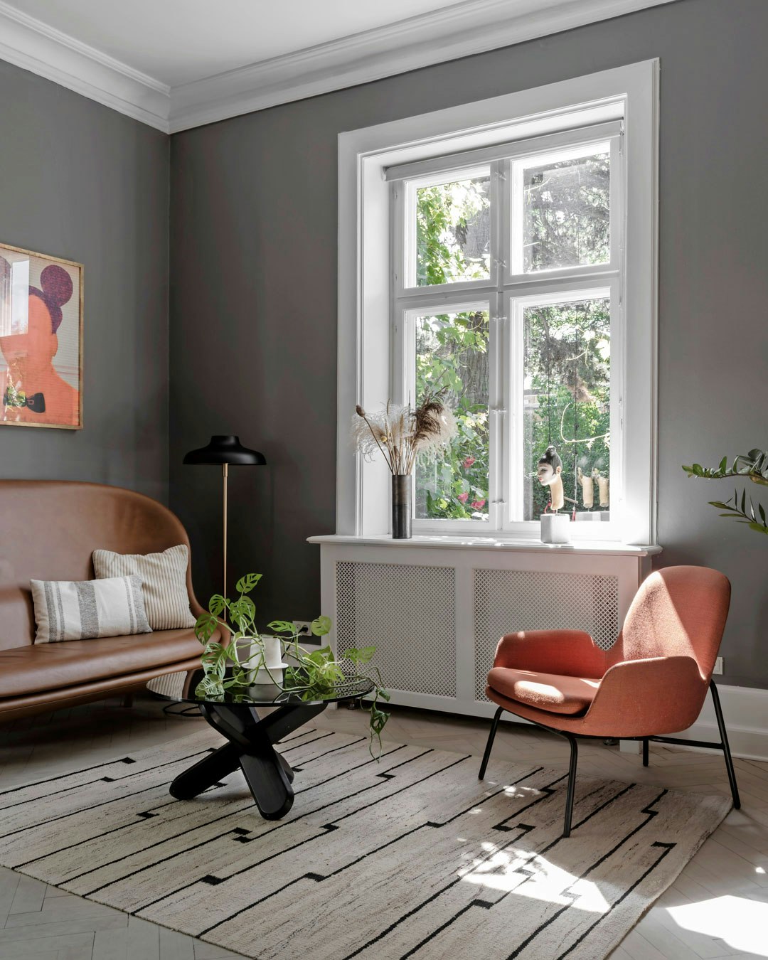 Stue med lædersofa og grå vægge