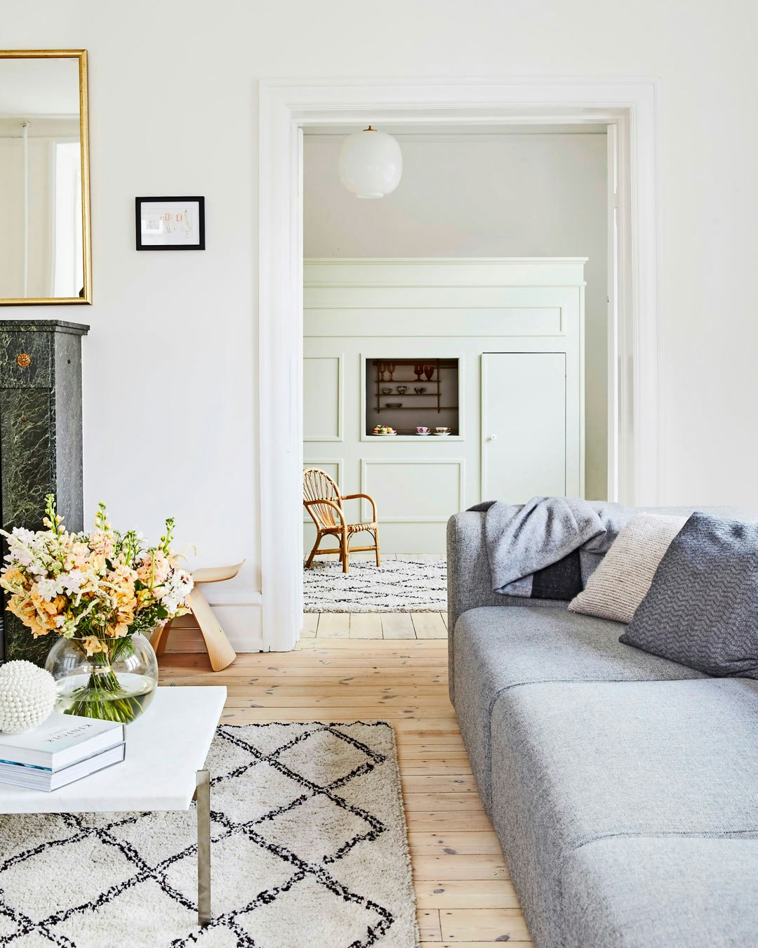 Lys stue med grå sofa