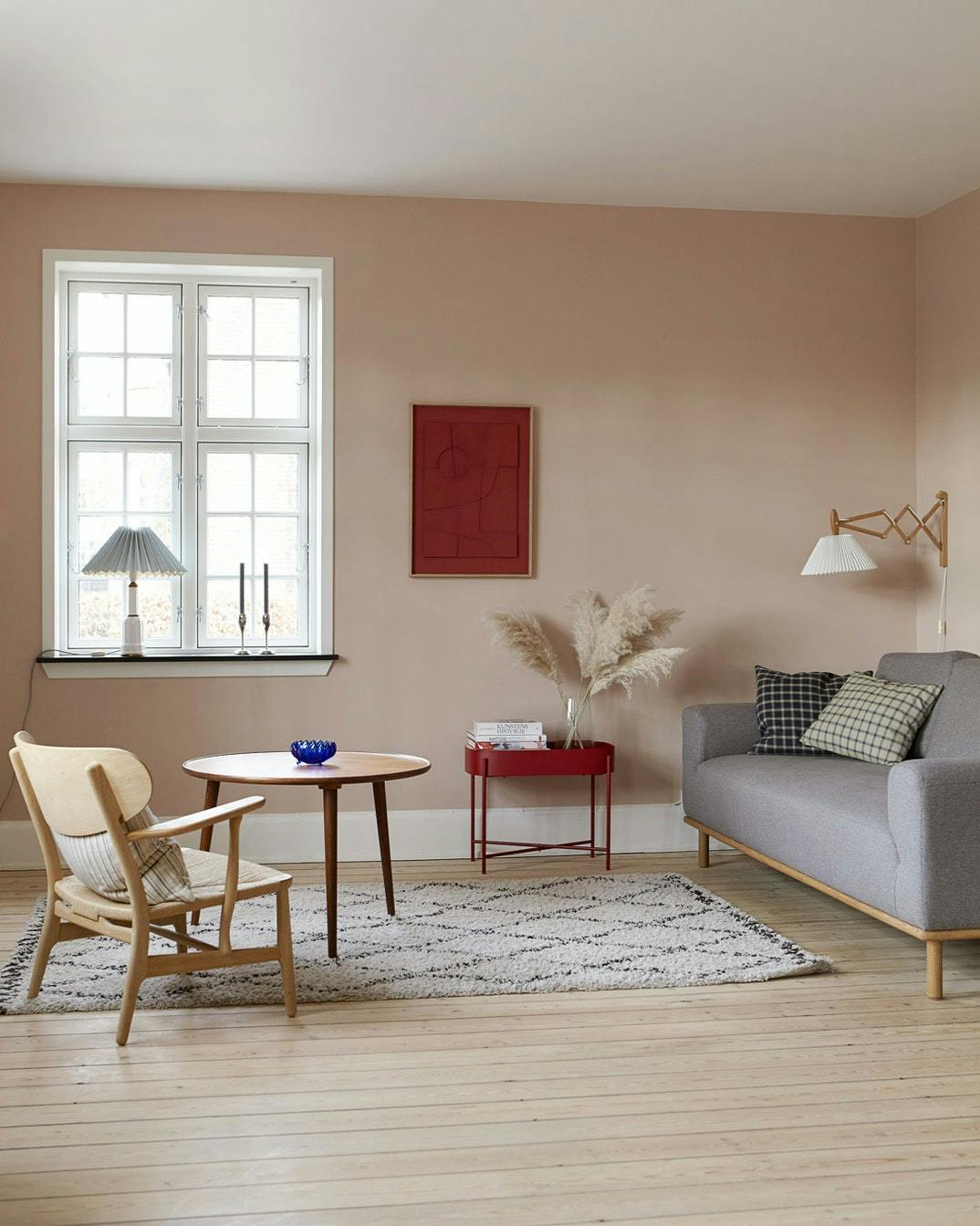 Stue i rødlige nuancer