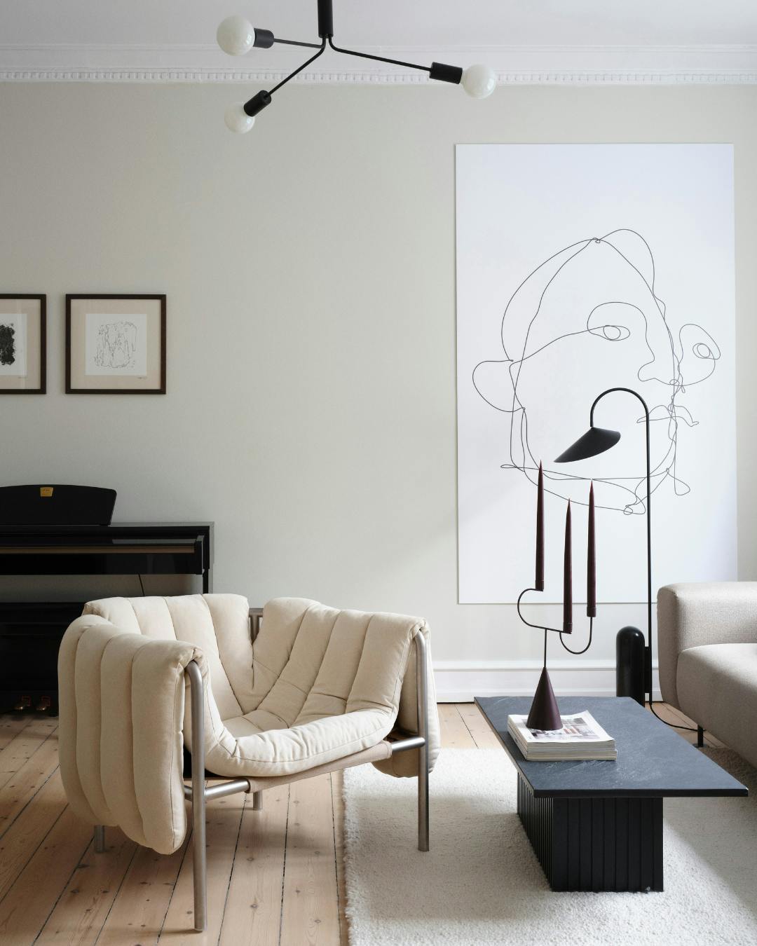 stue_beige_minimalistisk_sofabord_loungestol_laenestol