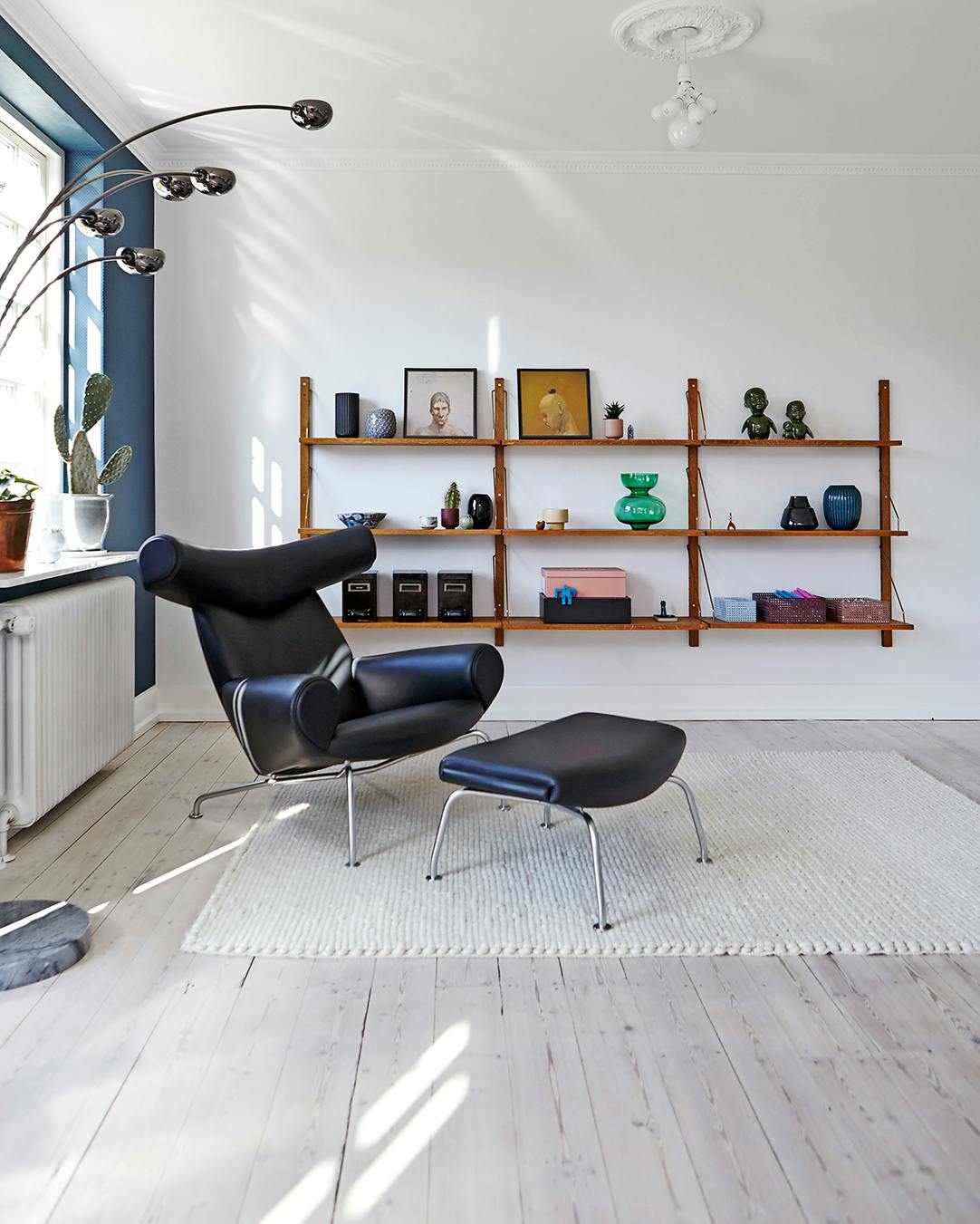 Sort lænestol i stue