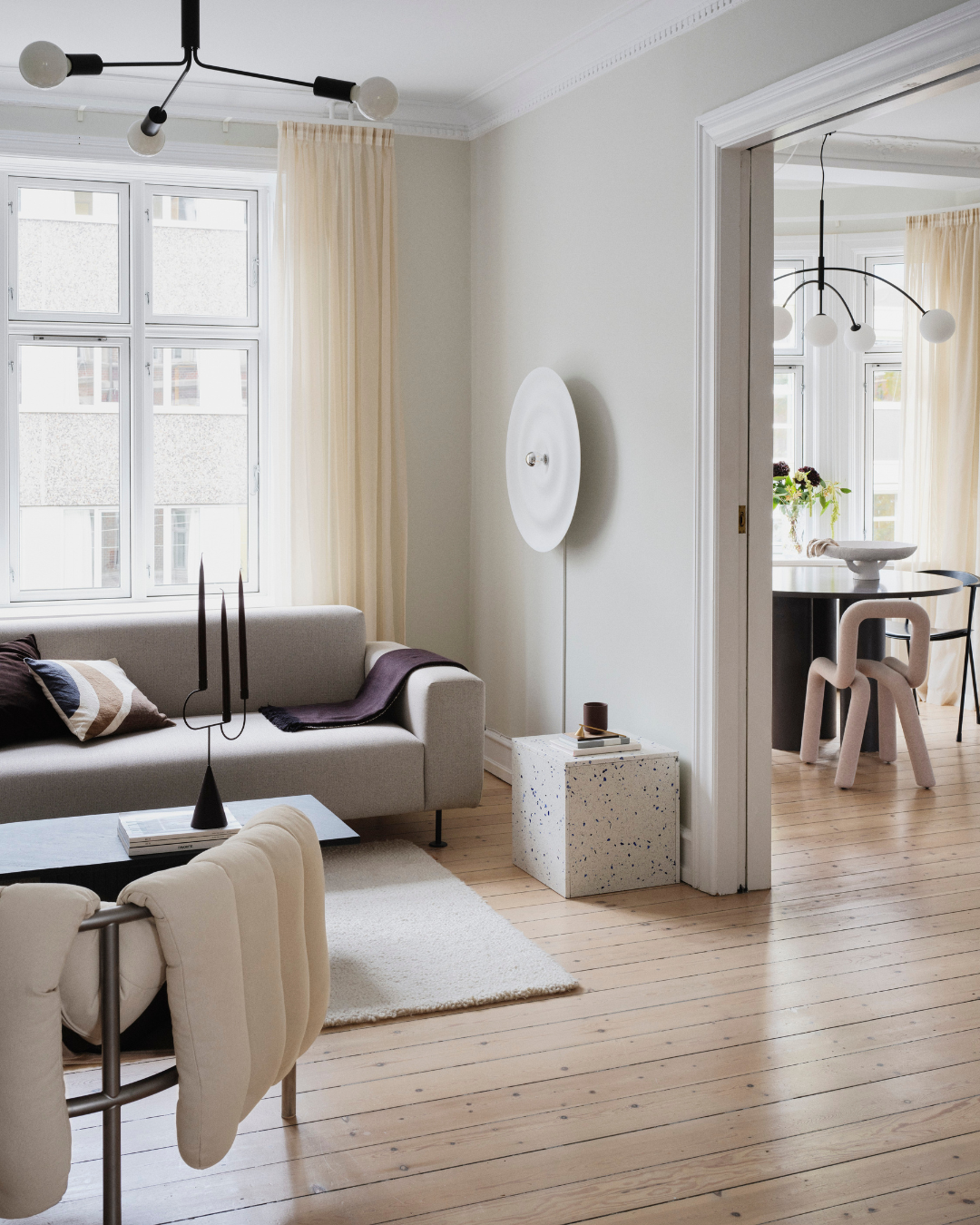 stue_minimalistisk_beige_sofa