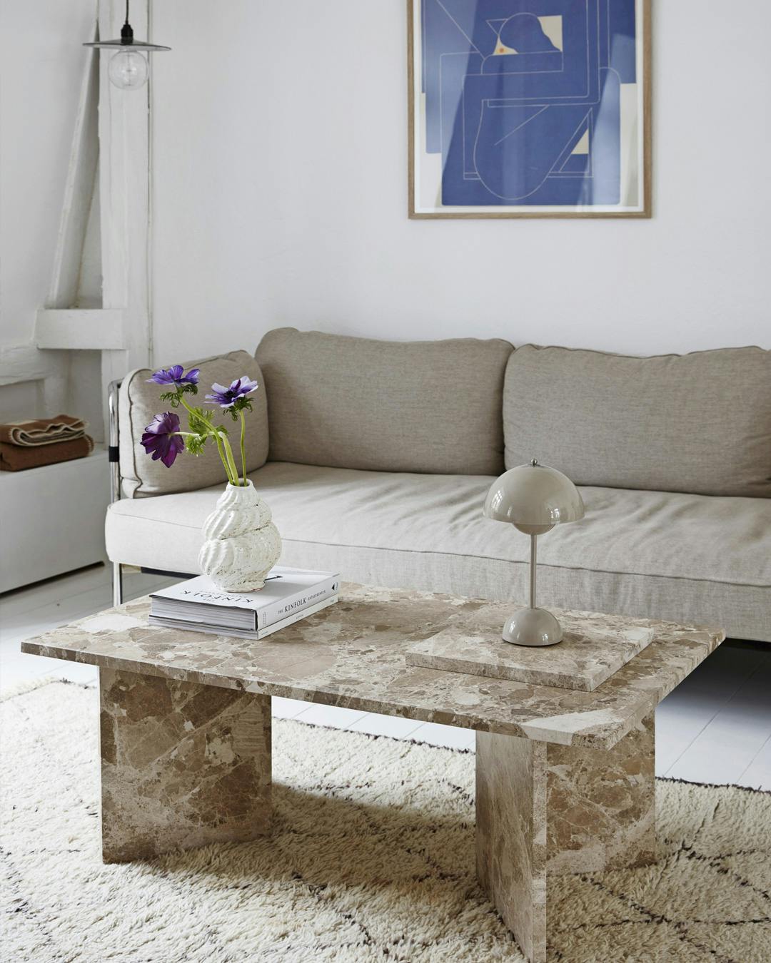 stue_sofa_graa-sofa_marmor-bord_gulvtaeppe