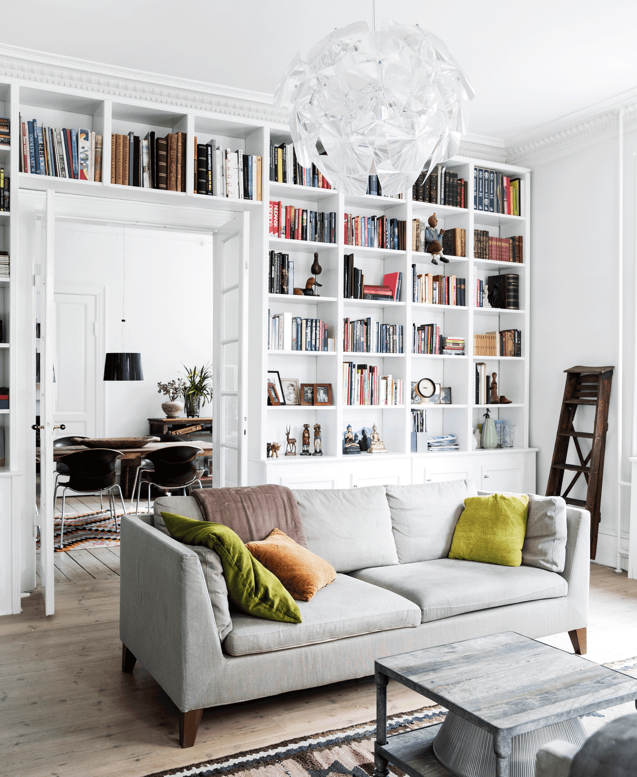 Stue med indbygget bogreol