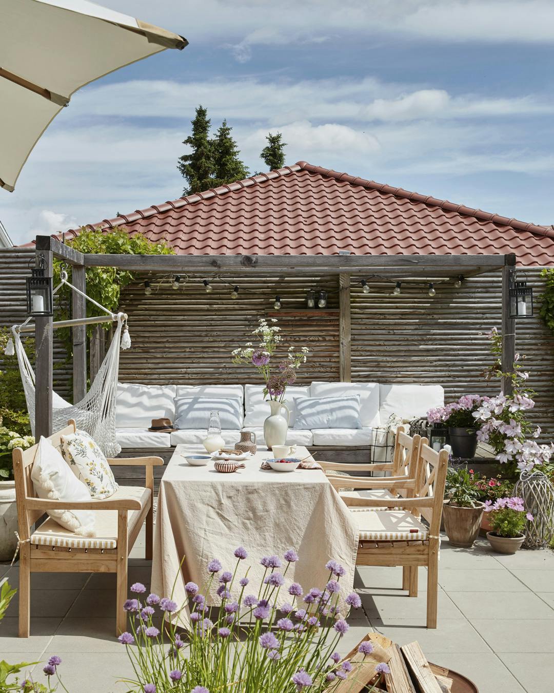 terrasse_kirk_altan_udeliv_parasol_bambus_blomster