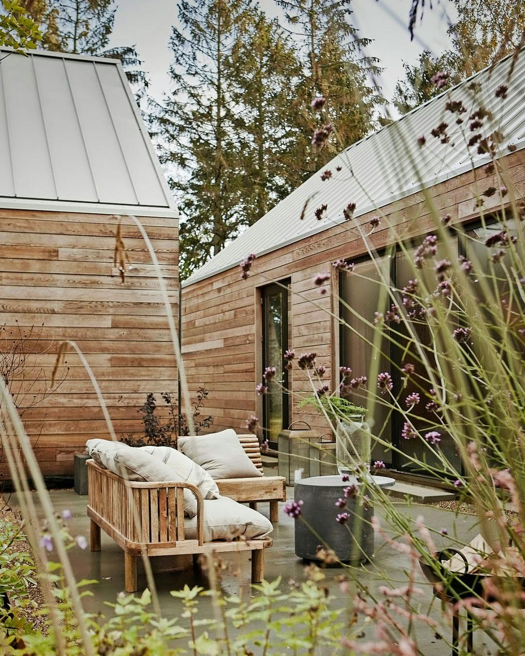 uderum blandt træer