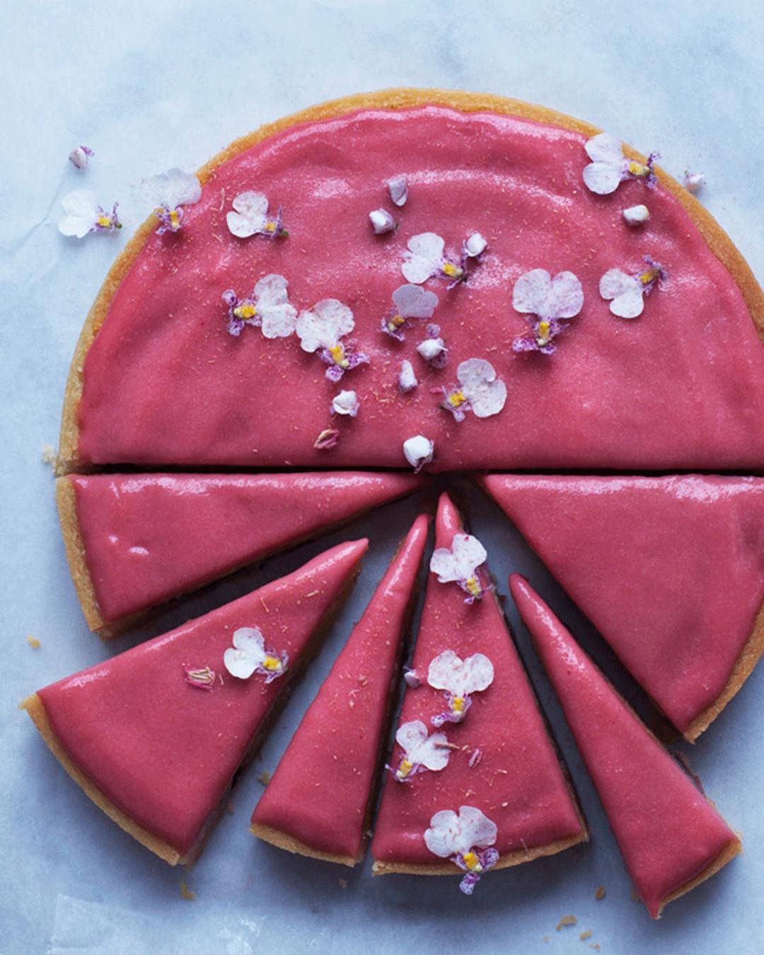 Valentine kage med glasur i kærlighedens farve.