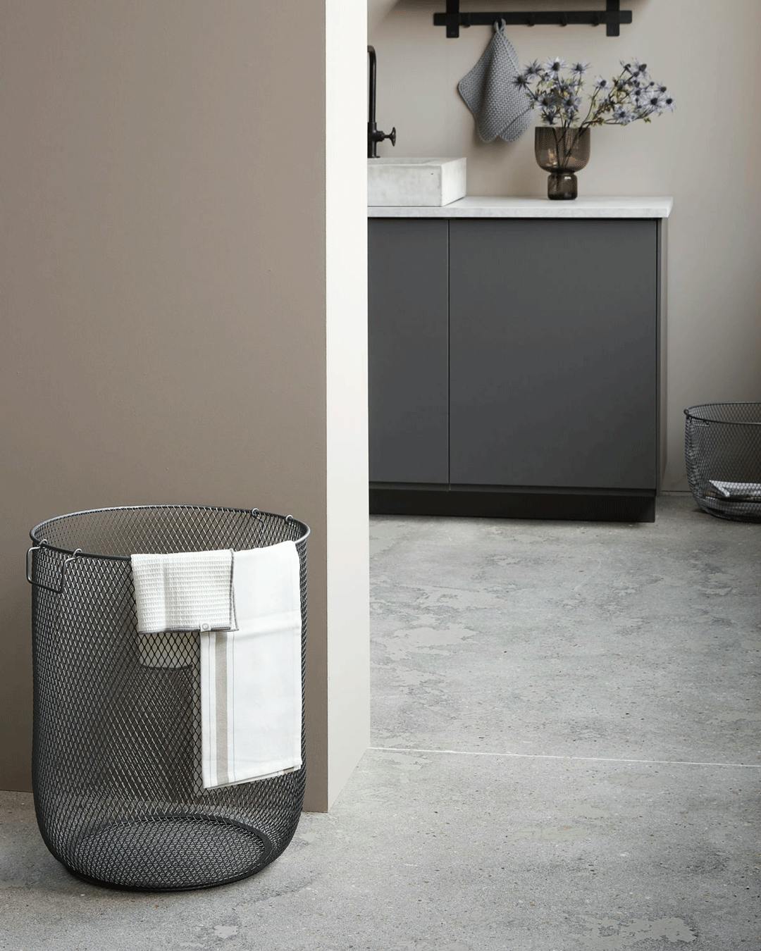 vasketøjskurv i stål