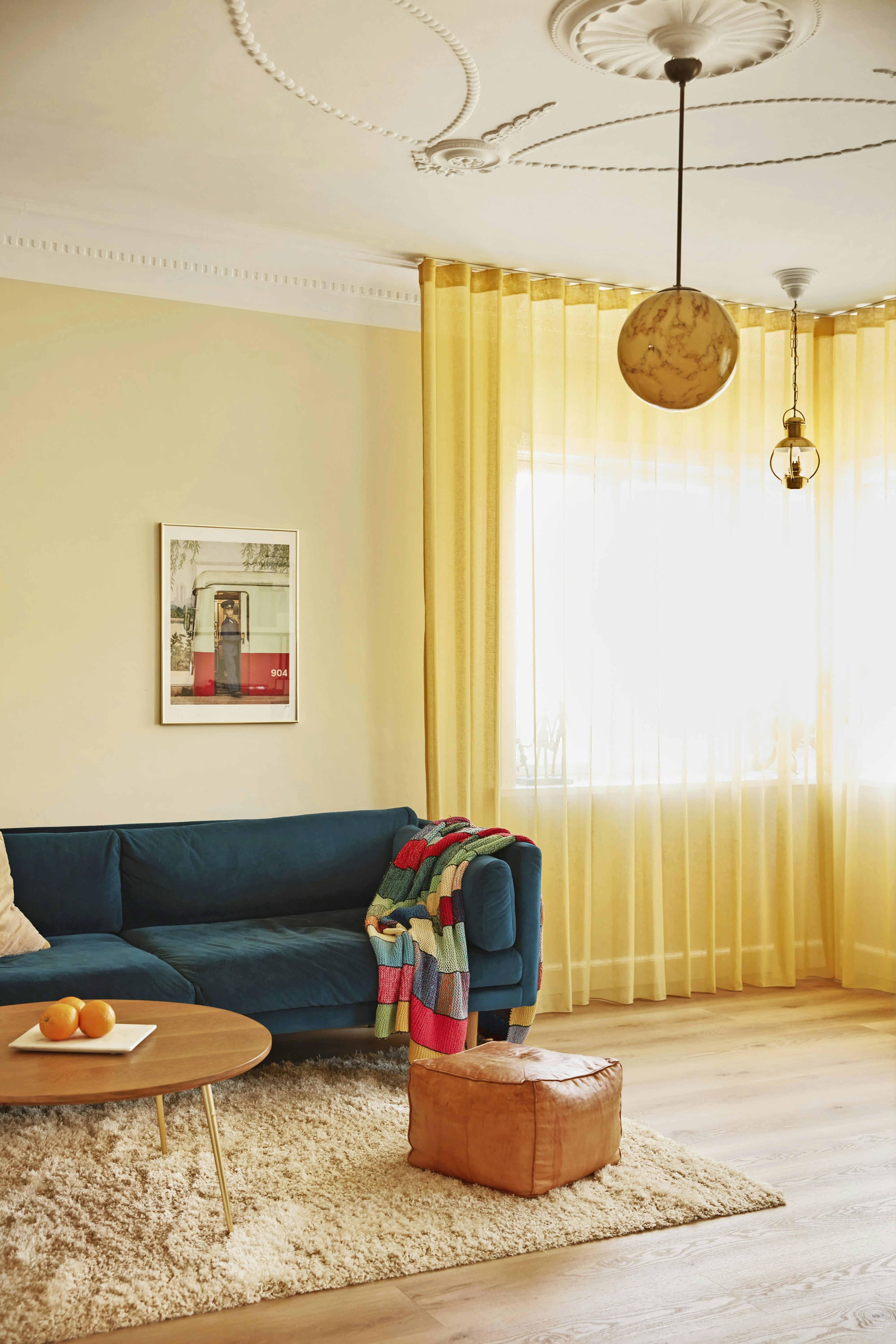 Stue med gulv-til-loft gardiner