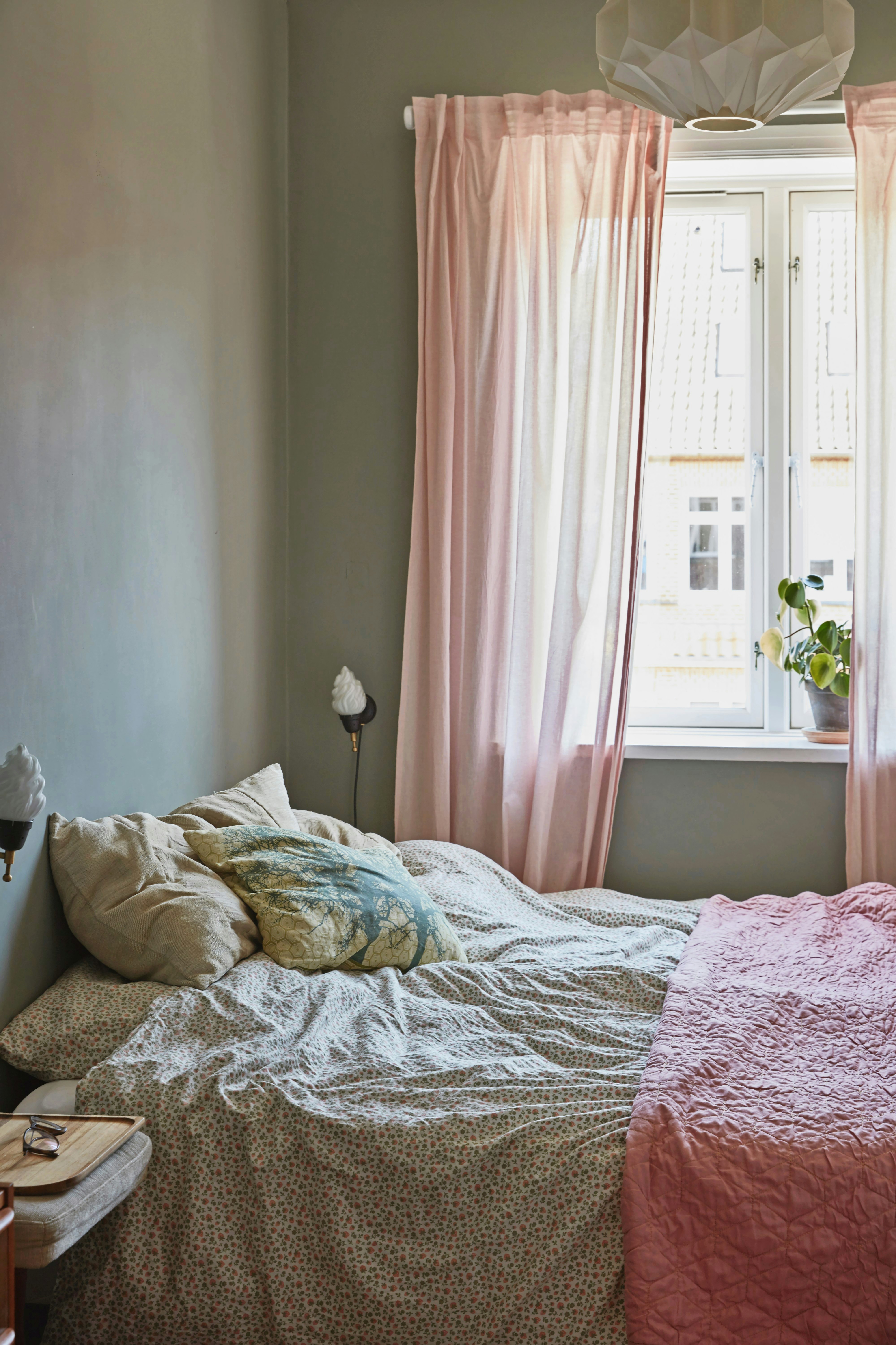 Soveværelse med lyserøde gulvlange gardiner