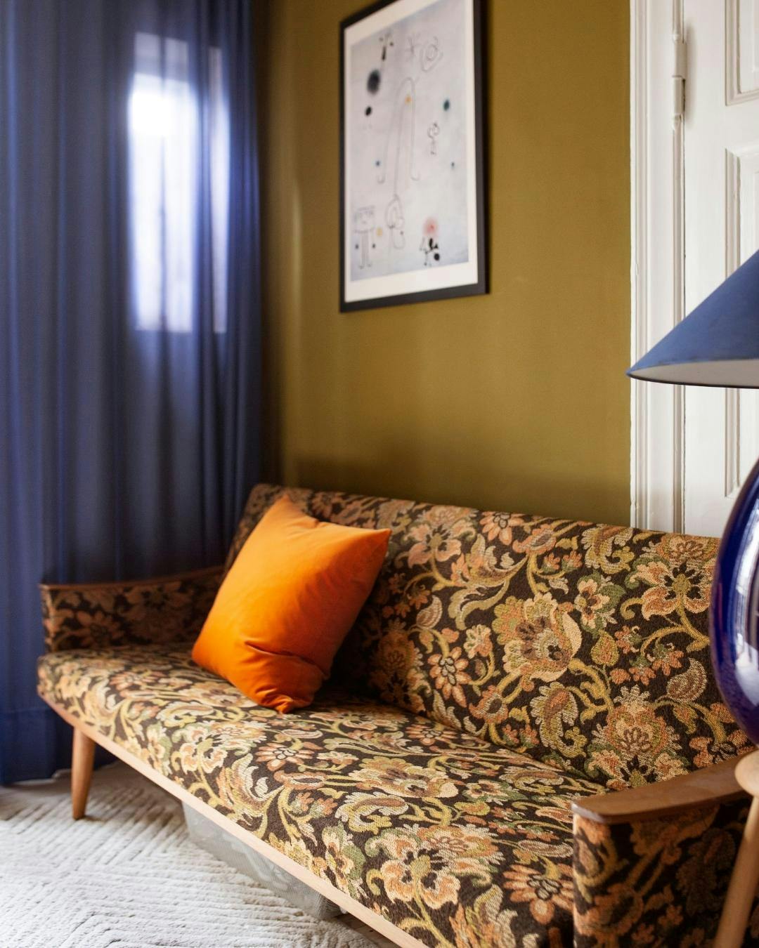 vintage_sofa_60er_blaa-gardiner_maettede-farver