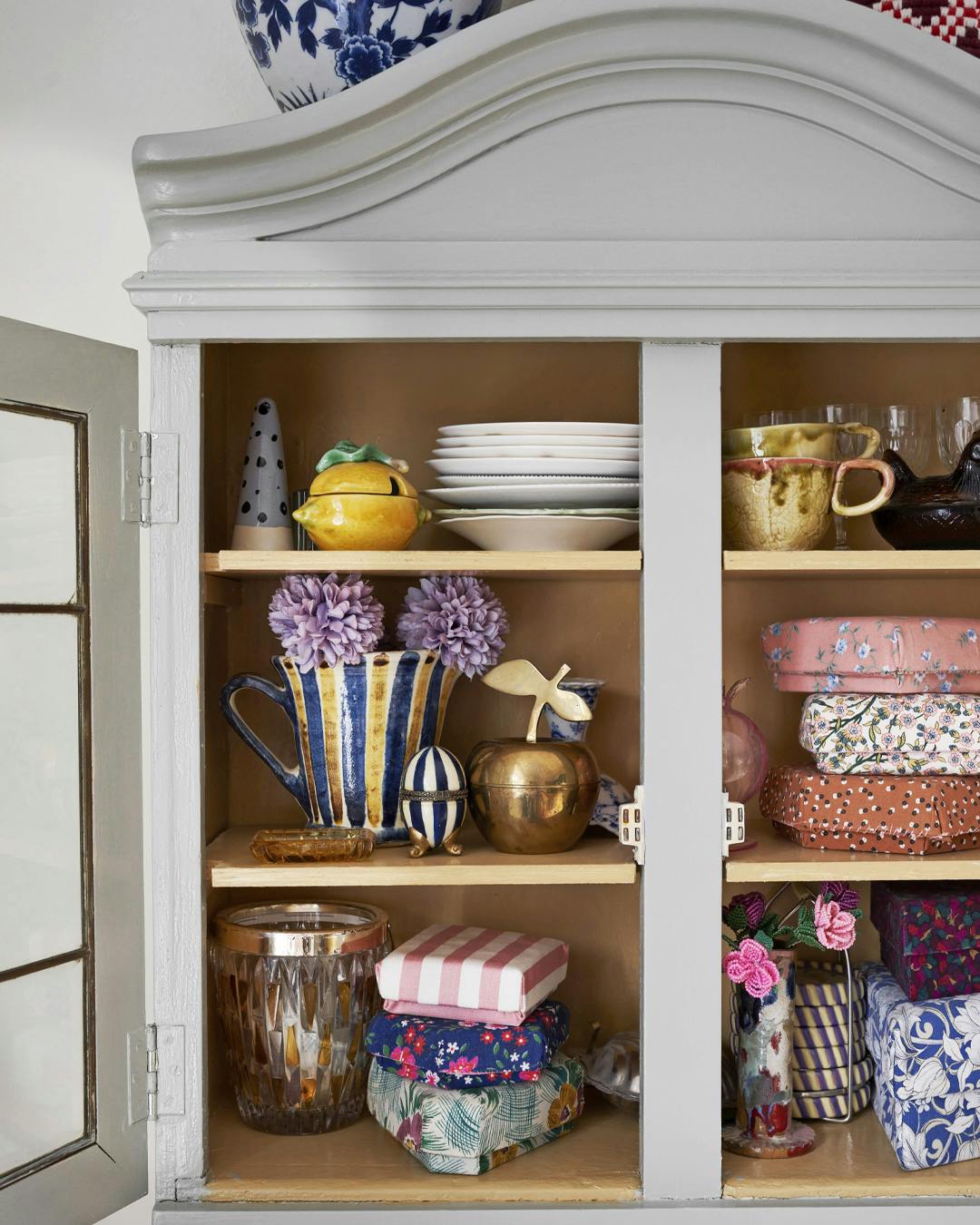 vitrineskab_stel_keramik_vintage_aesker.