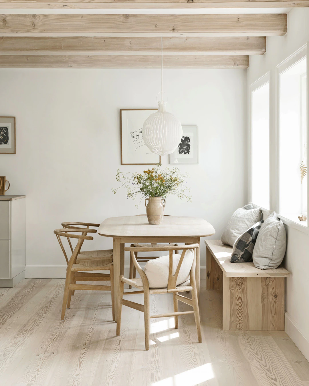 Klassisk design, lyst træ og rolige toner: Kom med indenfor i ...