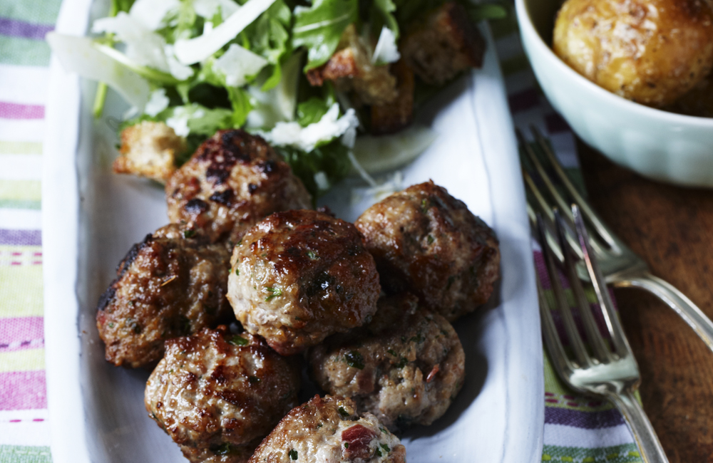 Krydrede frikadeller med urtekartofler