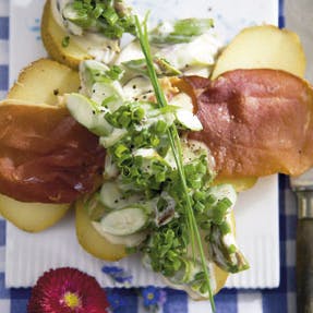 Røgede kartofler med sprød skinke, dressing og purløg