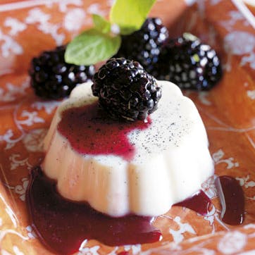 Panna cotta med hvid chokolade og brombærsirup