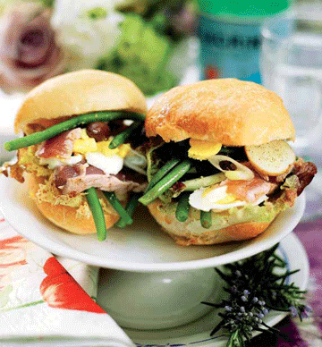 Grillet tunsandwich med kartofler, æg, bønner og oliven