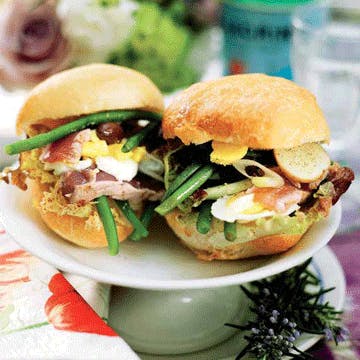 Grillet tunsandwich med kartofler, æg, bønner og oliven