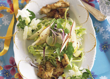 Krydret kyllingesalat med spidskål og mynteolie