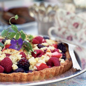 Tærte med jordbær, brombær, hindbær, blåbær, ribs og solbær