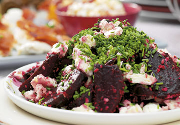 Bagte rødbeder med feta og purløg