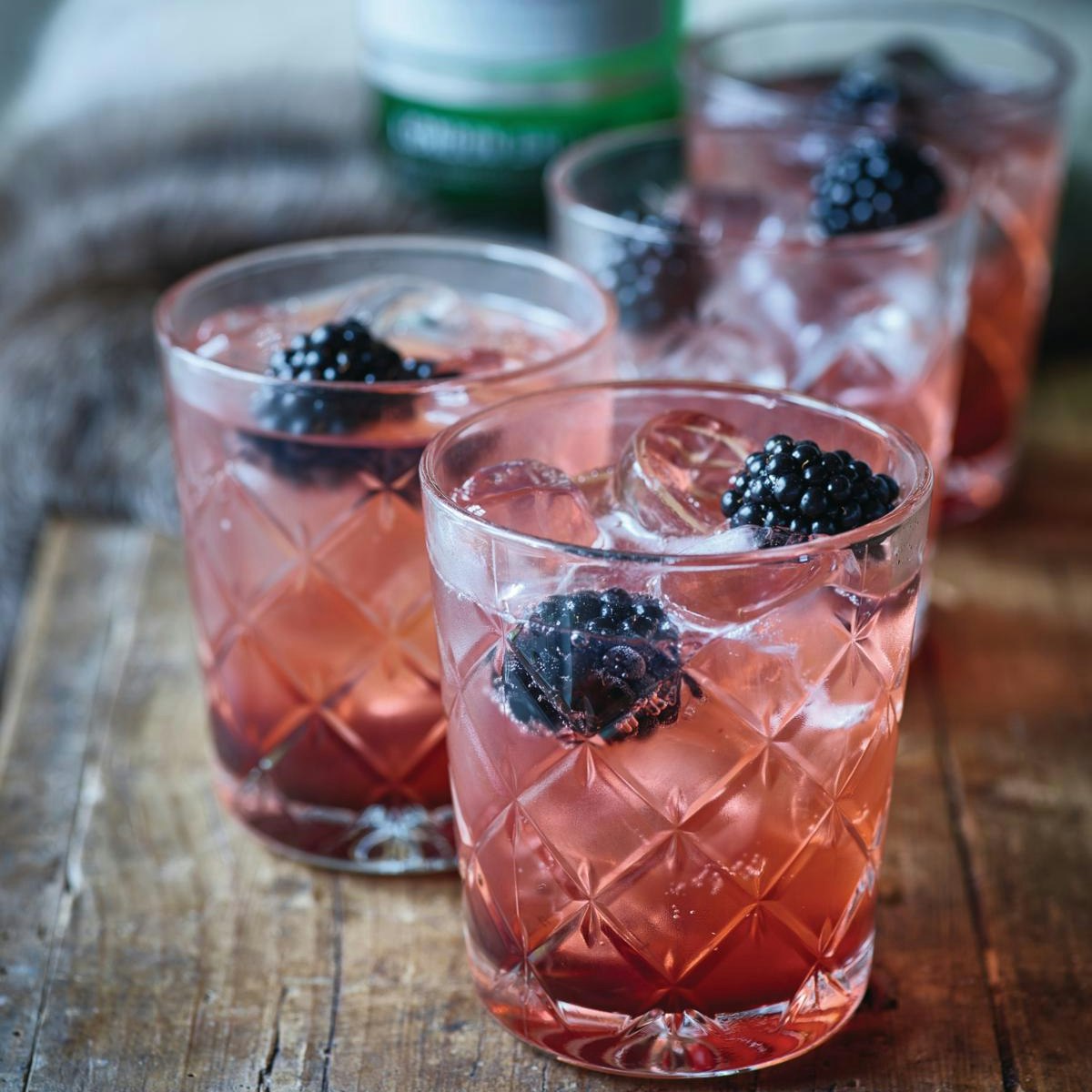 Gin og tonic med brombærsirup og friske bær
