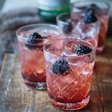 Gin og tonic med brombærsirup og friske bær