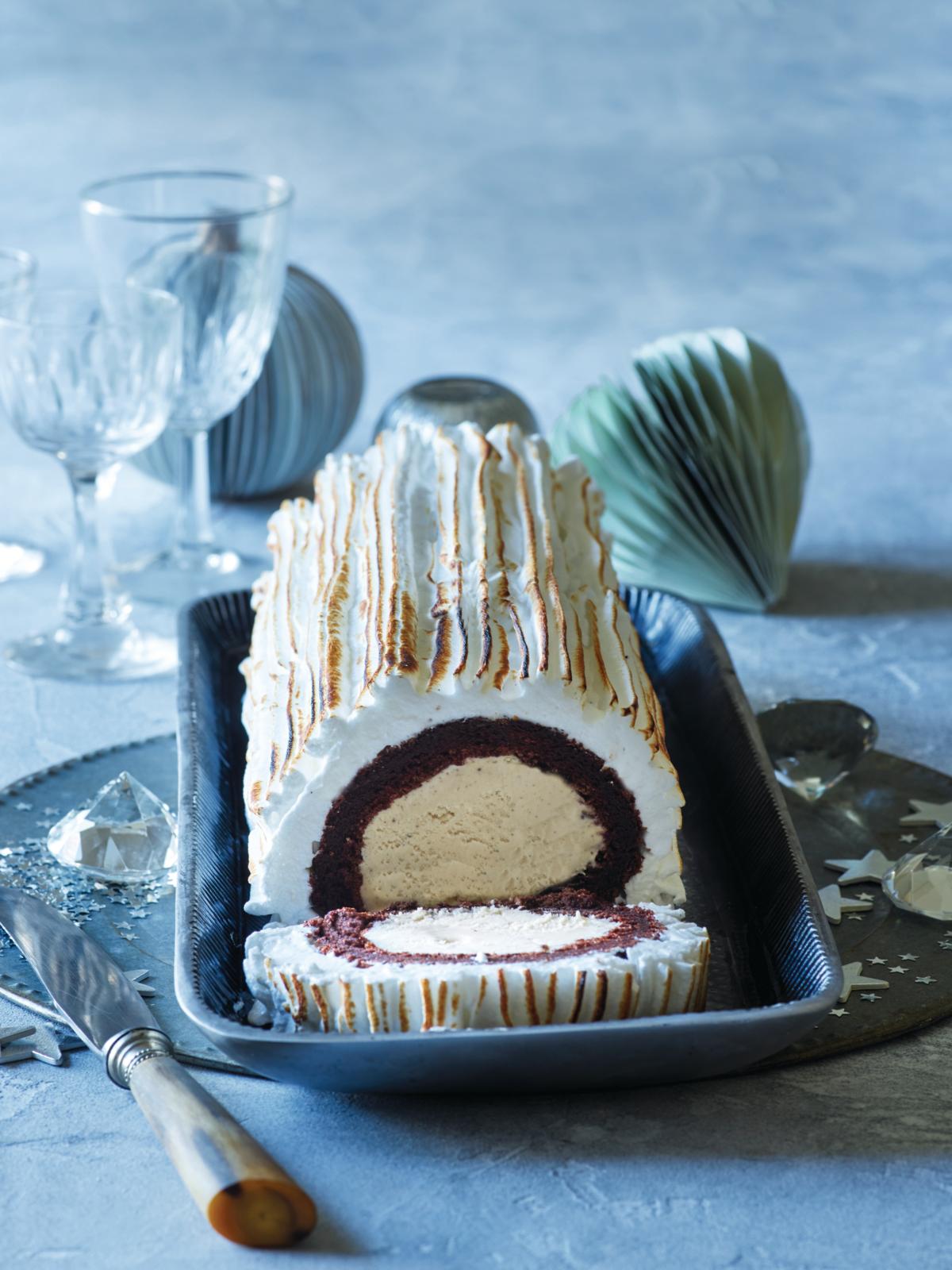 Julet træstamme med sne