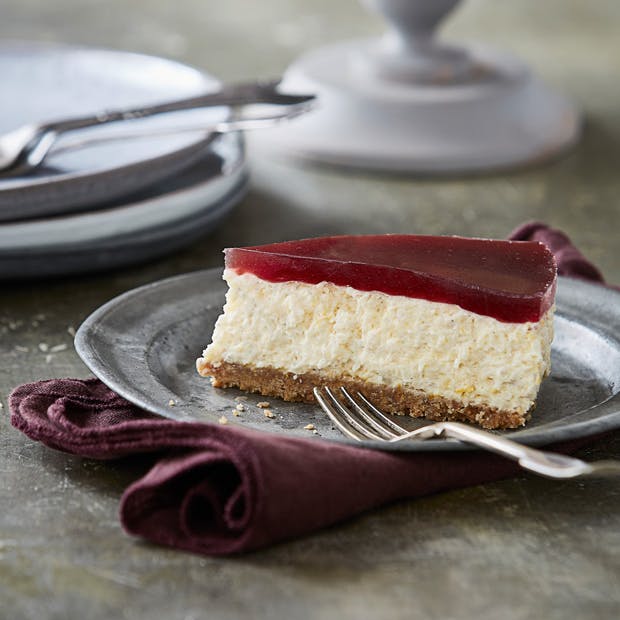 https://imgix.isabellas.dk/media/article/170722_cheesecake_stykke.jpg