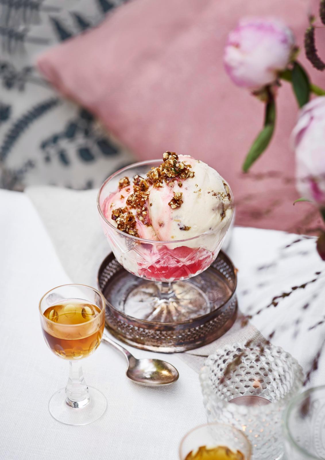 Nougat-is med rabarbersirup