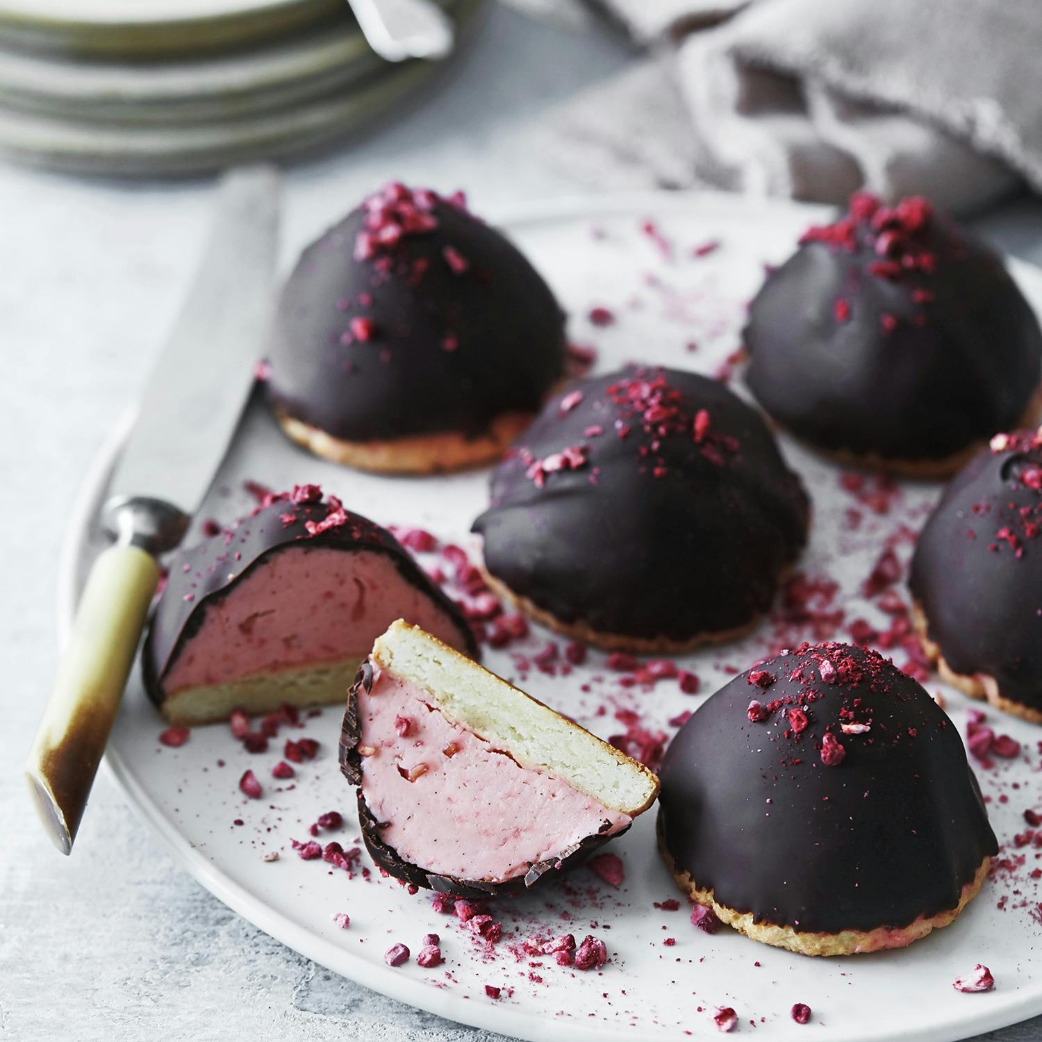 Sarah Bernhardt-kager med hindbærsmørcreme