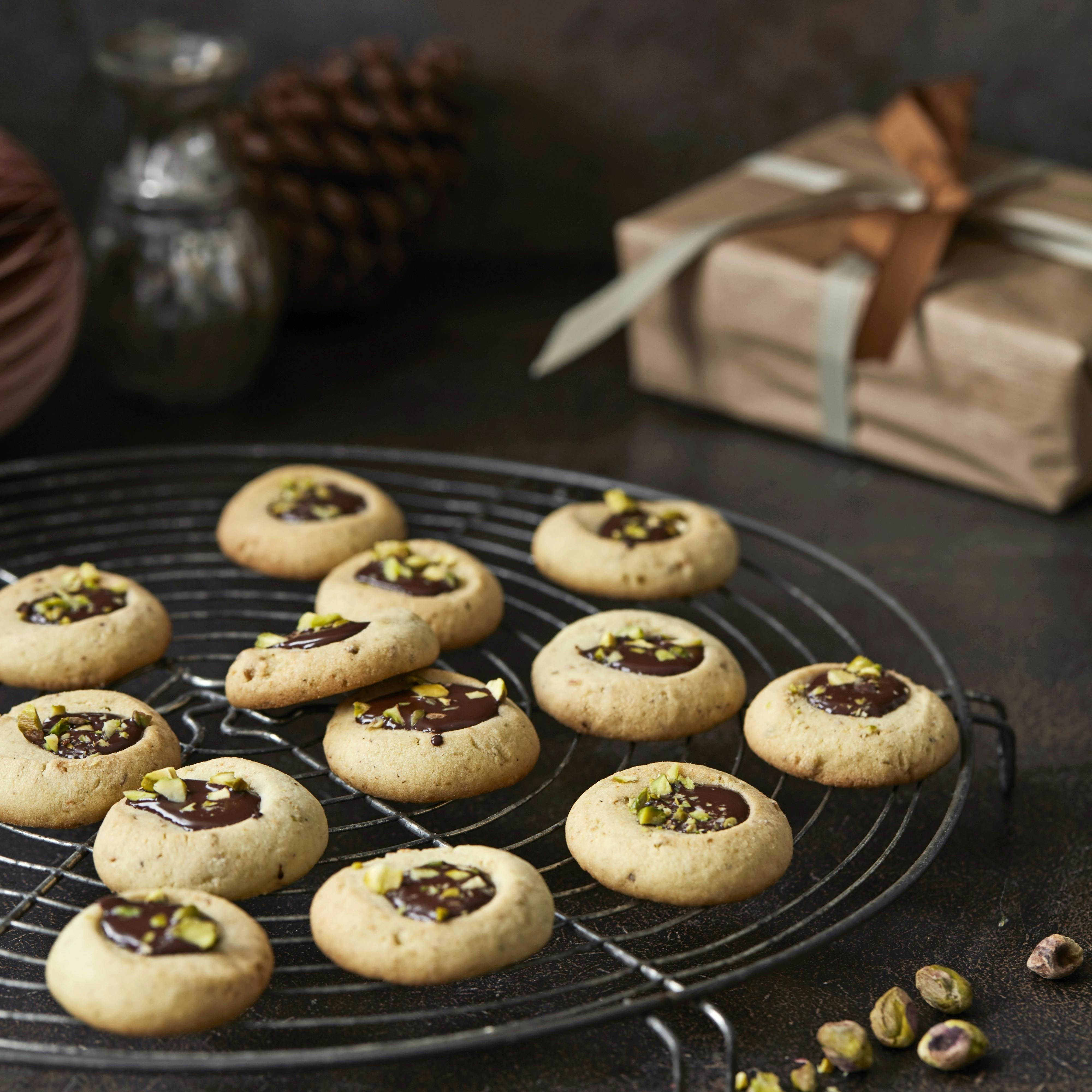 Småkager med pistacie og chokolade