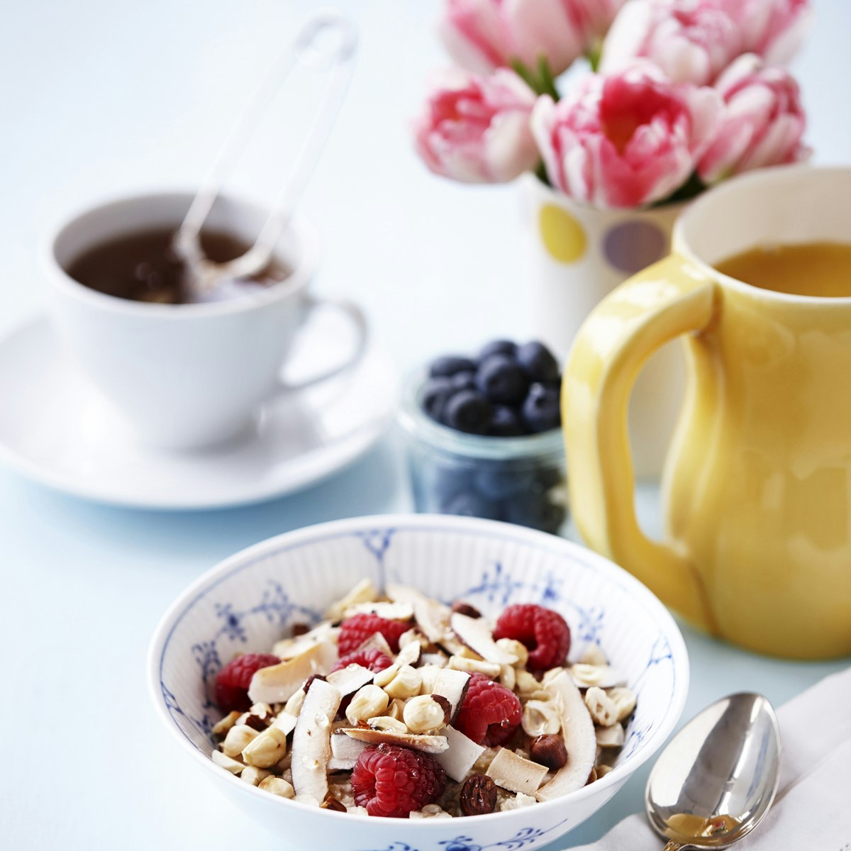Billede af morgenmad med te og blomster