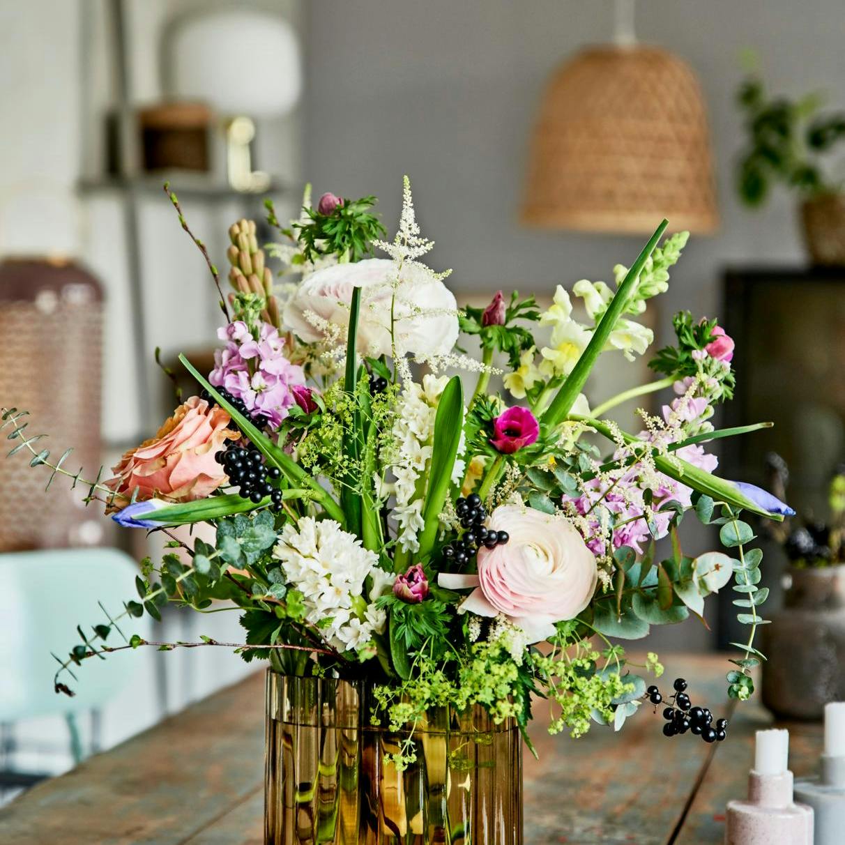 Sådan laver du en løs buket med bær og grene