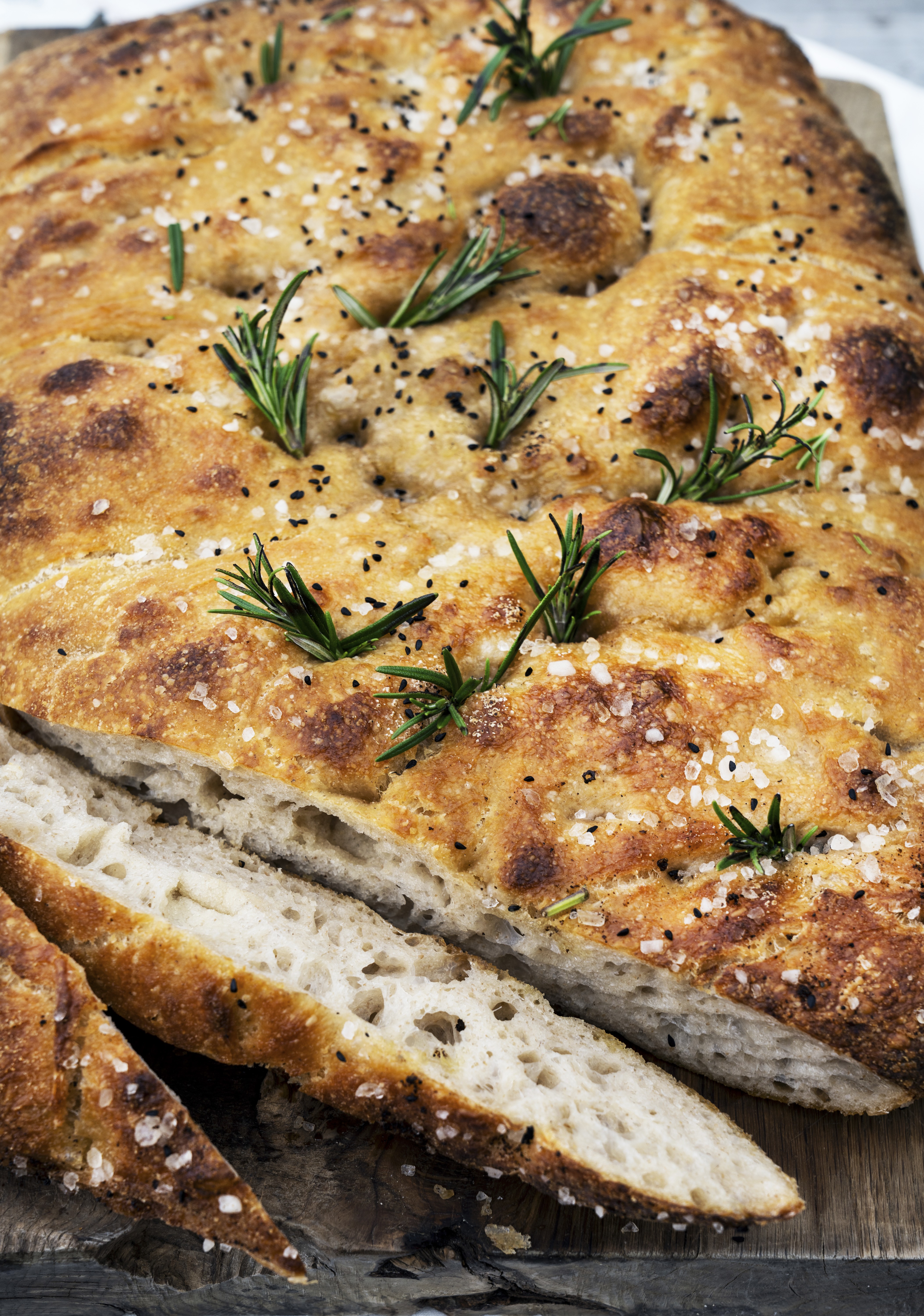 Focaccia med krydderurter og frø