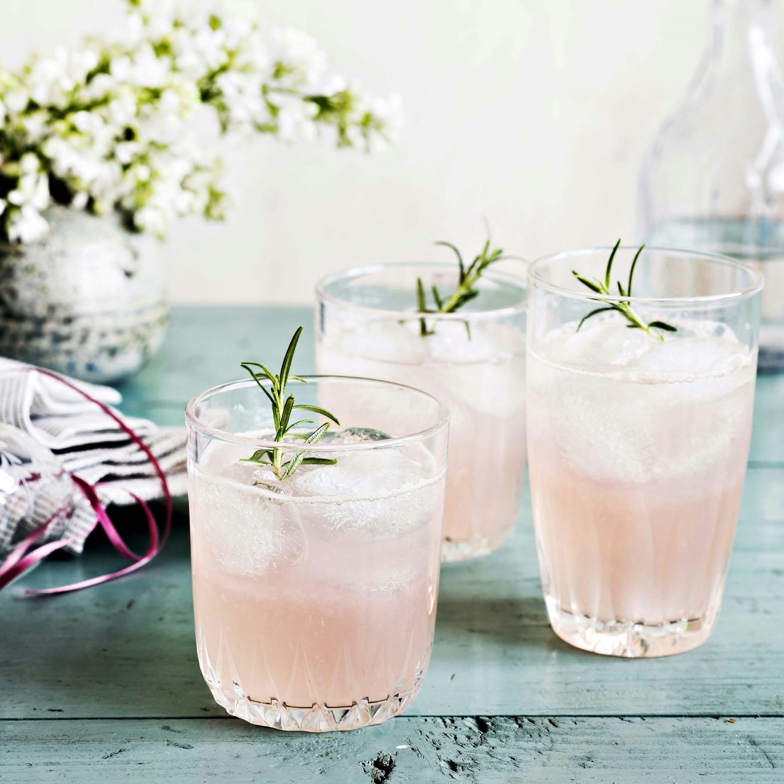 Perfekt fredagsdrink - pink gin med rosmarin