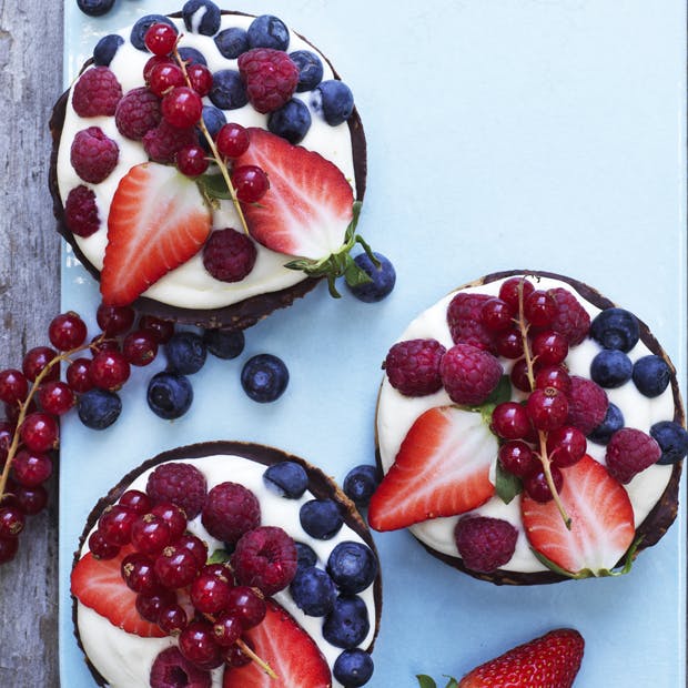 Søde bærtærter med frisk skyrcreme