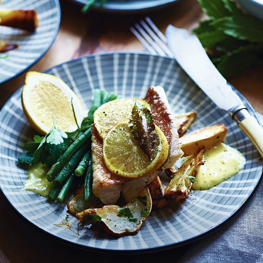 Rødfisk med rodfrugter, aioli og haricots verts