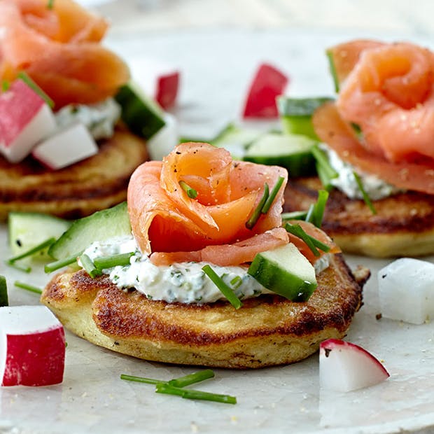 Blinis med rødløg og laks