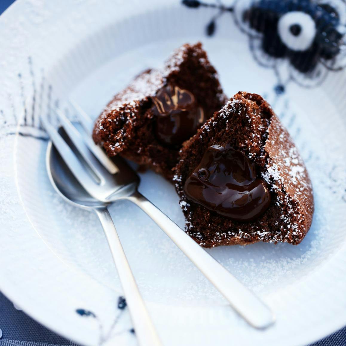Verdens bedste blødende chokoladekage - sprød udenpå og flydende indeni