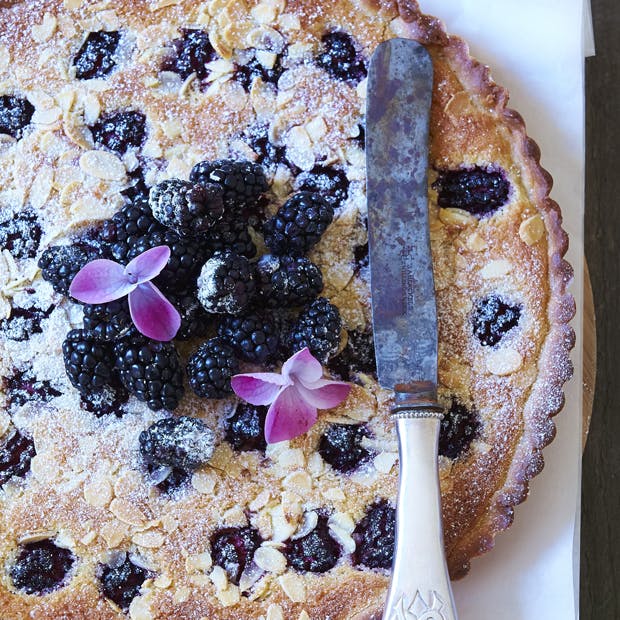 Opskrift: brombærtærte med mandelflager