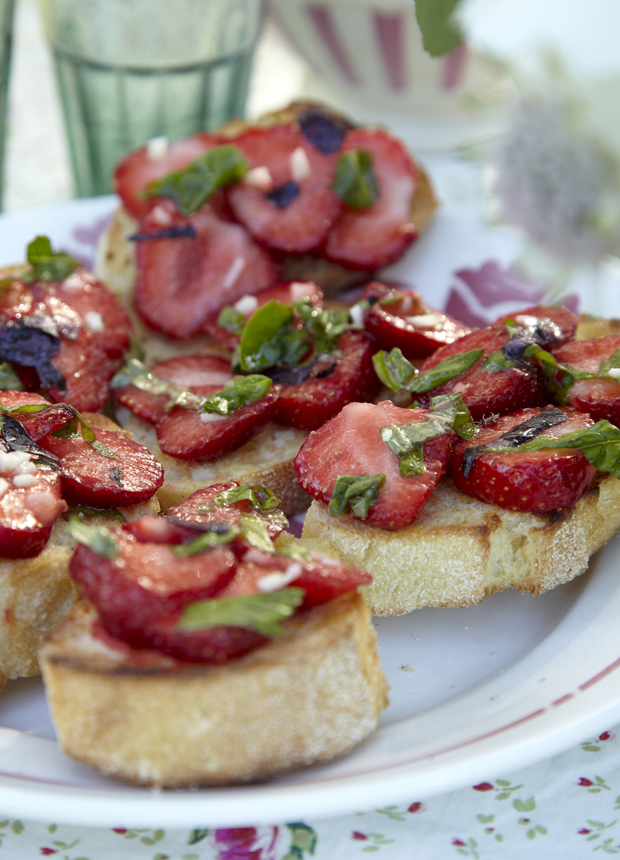 Bruschetta med jordbær og basilikum