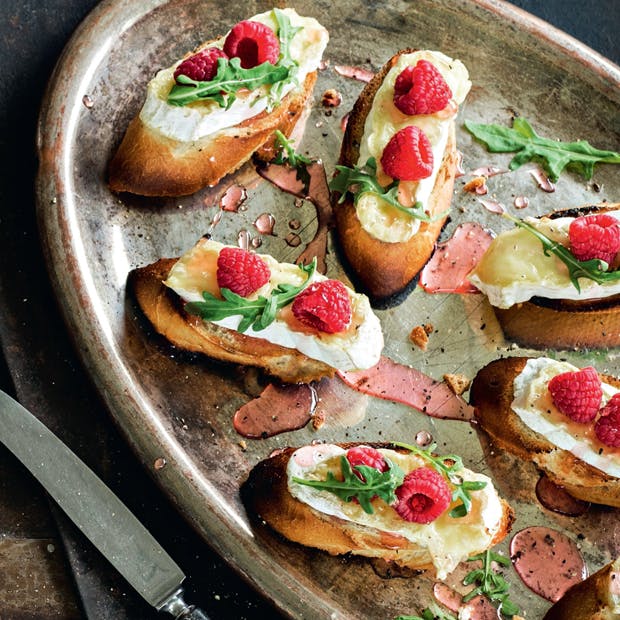 Bruschetta med brie og hindbær