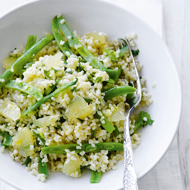 Frisk bulgursalat med bønner, citron og skvalderkål