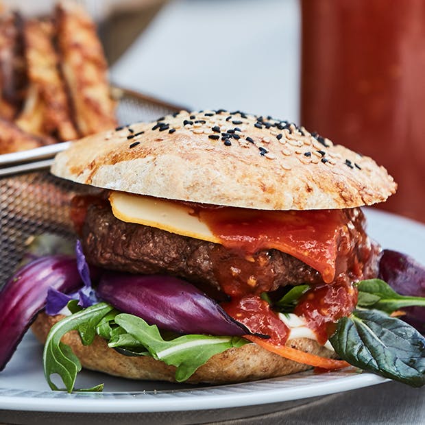 Hjemmelavet burgerbolle med sesamfrø